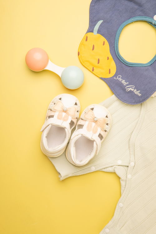 嬰童用品攝影美學 兒童鞋、玩具與圍兜的視覺敘事